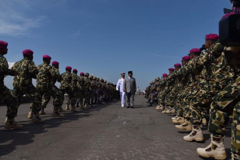 Presiden RI Prabowo Saksikan Parade Kapal Perang di Teluk Jakarta