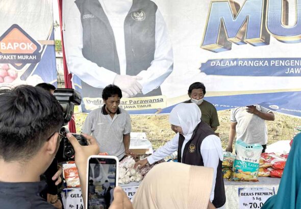 gubernur khofifah di pasar murah