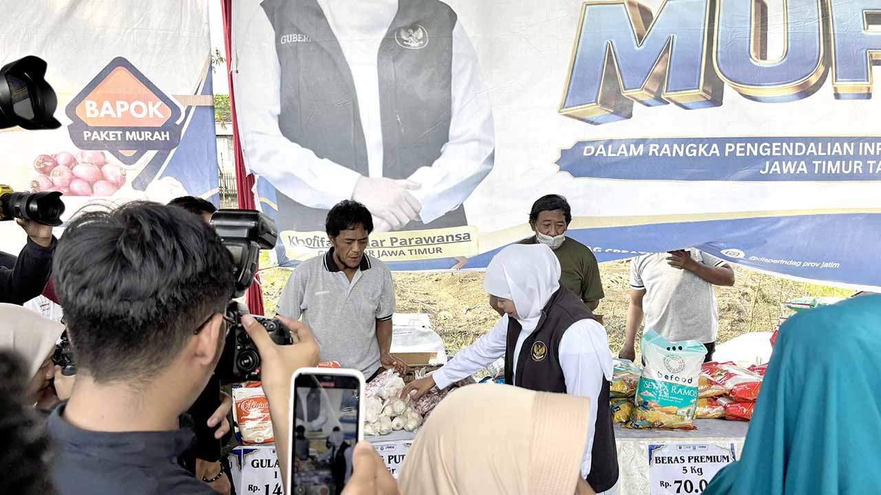 gubernur khofifah di pasar murah