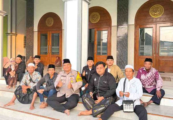 Mas Bhabin Sidomukti Berangkatkan Jamaah Ziarah Wali Lima, Wujud Sinergi Polri dan Masyarakat2