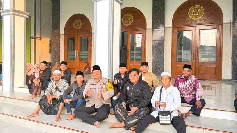 Mas Bhabin Sidomukti Berangkatkan Jamaah Ziarah Wali Lima, Wujud Sinergi Polri dan Masyarakat2
