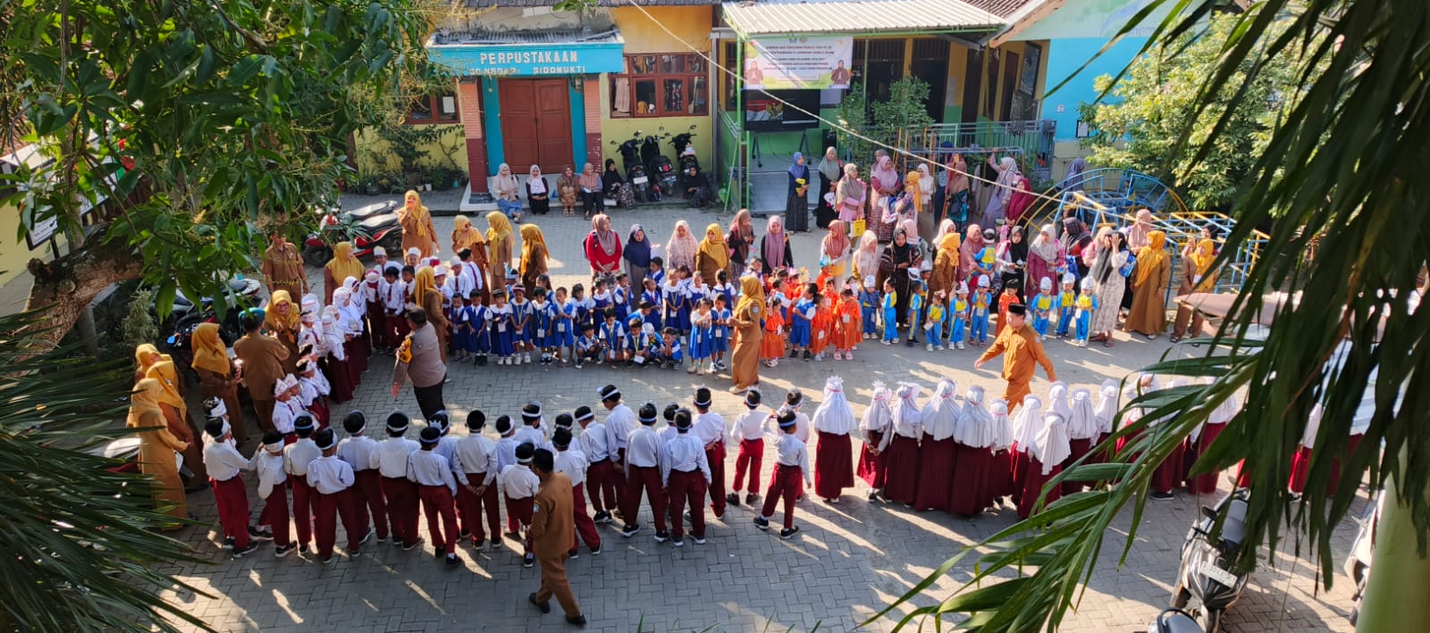 Mas Bhabin Sidomukti tanamkan Disiplin dan antisipasi perundungan sejak dini pada peserta MPLS2