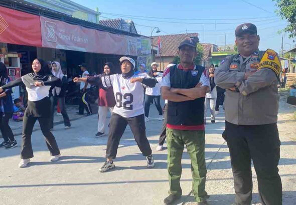 Mas Bhabin Sidomukti Hadir di Tengah Warga, Rompi Kamtibmas untuk Cak Sugeng2